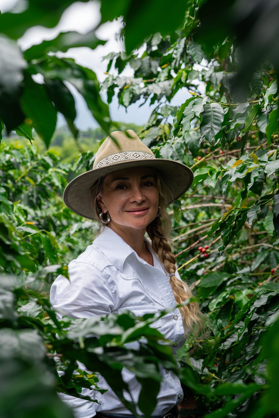 Viviana Martínez among the coffee